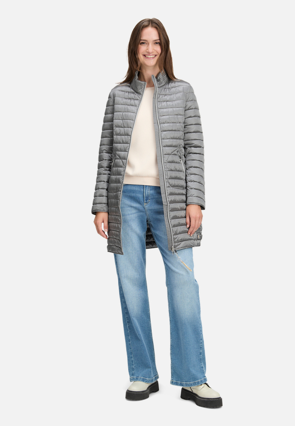 Steppjacke mit Reißverschlusstaschen / Modellfoto Vorderseite (Outfit)