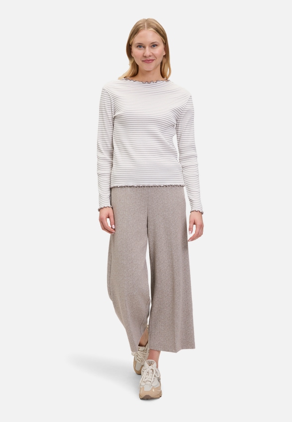 Culotte mit Bügelfalte / Modellfoto Vorderseite (Outfit)