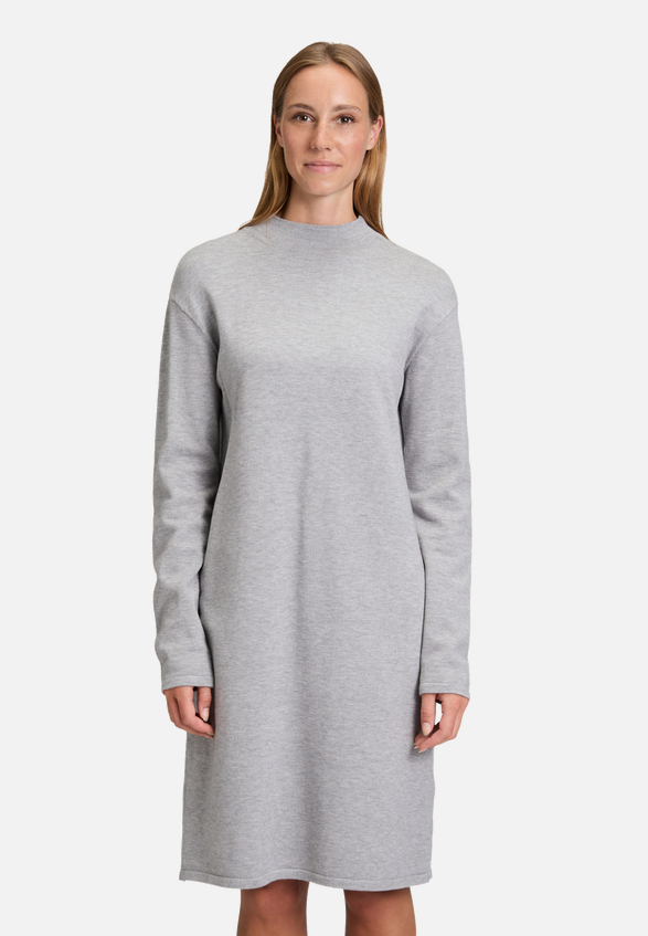 Strickkleid mit Stehkragen / Modellfoto Vorderseite