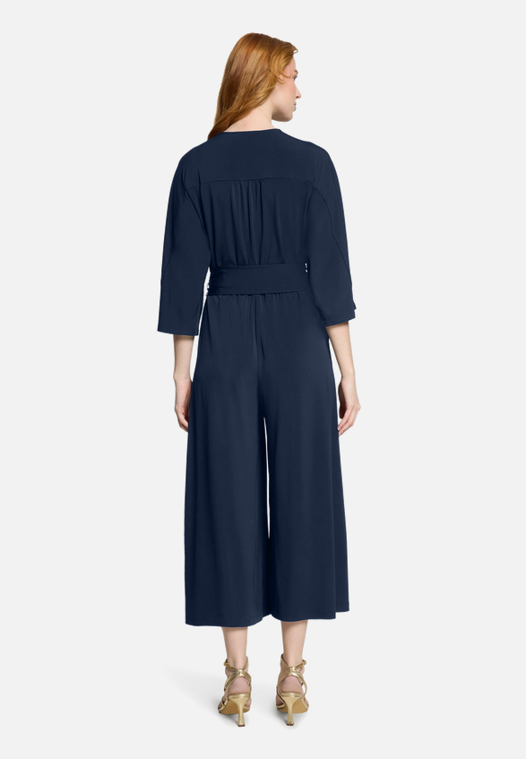 Jumpsuit mit Eingrifftaschen / Modellfoto Rückseite