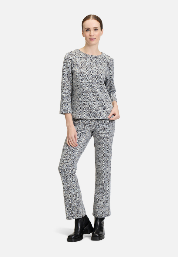 Blusenshirt mit Jacquard / Modellfoto Vorderseite (Outfit)