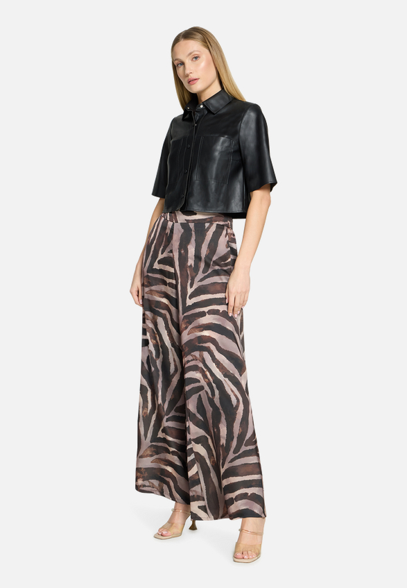 Marlene-Hose mit Animalprint / Modellfoto Vorderseite (Outfit)