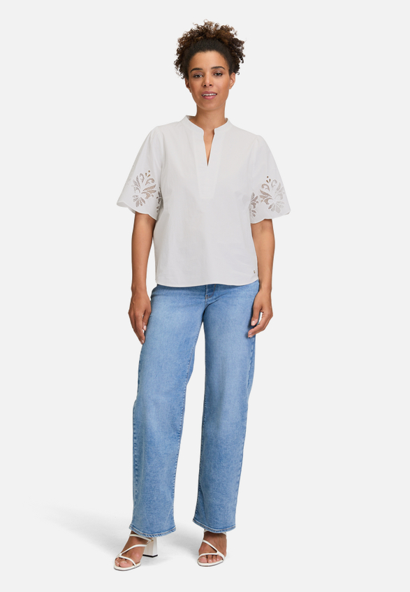 Schlupfbluse mit Stickerei / Modellfoto Vorderseite (Outfit)