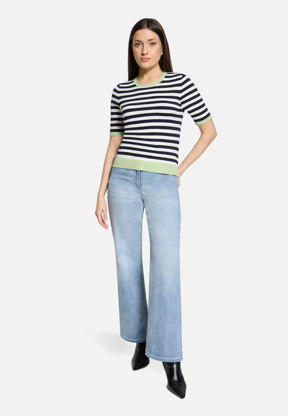 Basic-Pullover kurzarm / Modellfoto Vorderseite (Outfit)