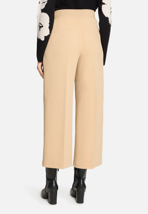 Culotte  mit Bügelfalte und elastischem Bund / Modellfoto Rückseite
