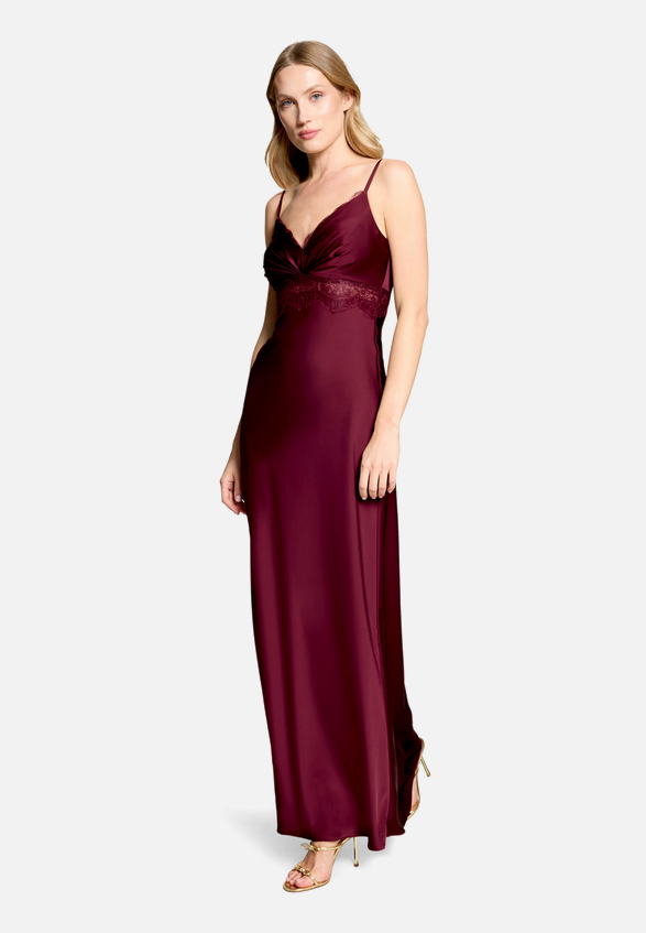 Abendkleid schmal geschnitten / Modellfoto Vorderseite (Outfit)