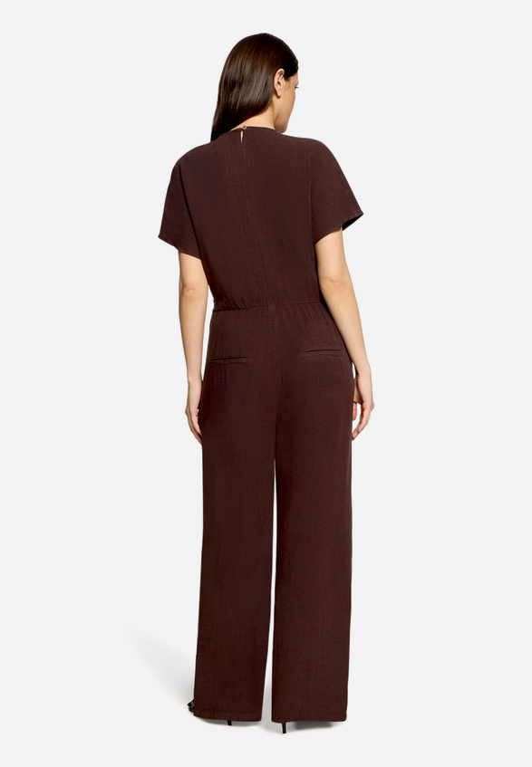 Jumpsuit mit Schnalle / Modellfoto Rückseite