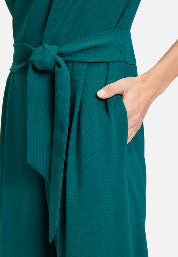 Jumpsuit mit Bindegürtel / Detailbild