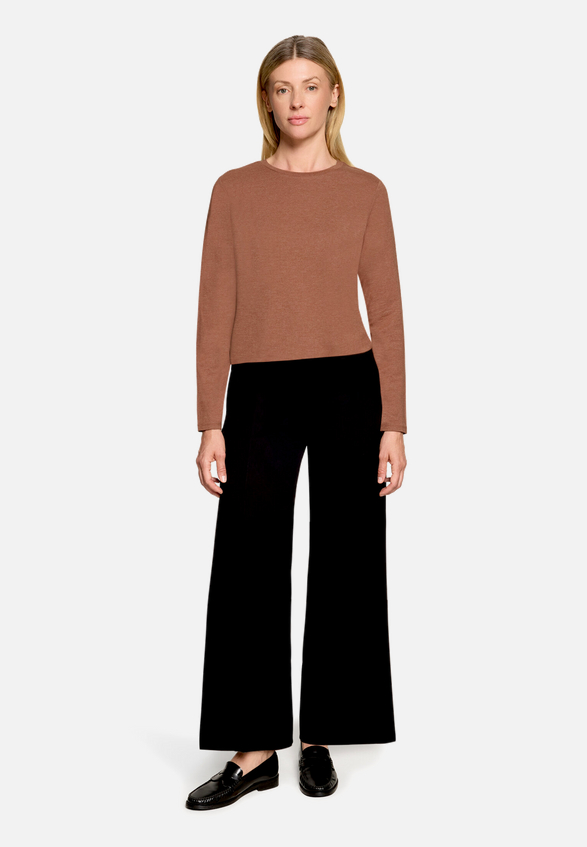 Casual-Shirt mit Rundhalsausschnitt / Modellfoto Vorderseite (Outfit)