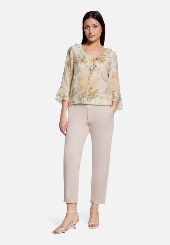 Rüschenbluse mit 3/4 Arm / Modellfoto Vorderseite (Outfit)