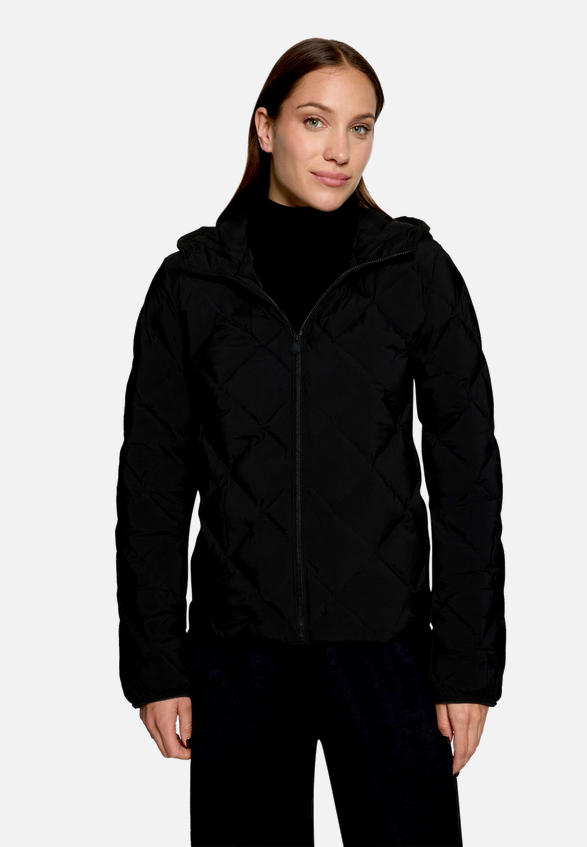 Leichte Steppjacke  mit Kapuze  / Modellfoto Vorderseite