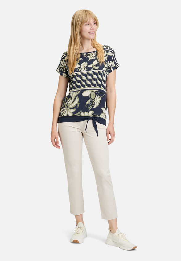 Basic Shirt mit Schleifenknoten / Modellfoto Vorderseite (Outfit)