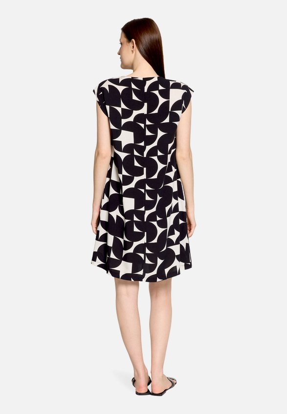 Casual-Kleid mit Print / Modellfoto Rückseite