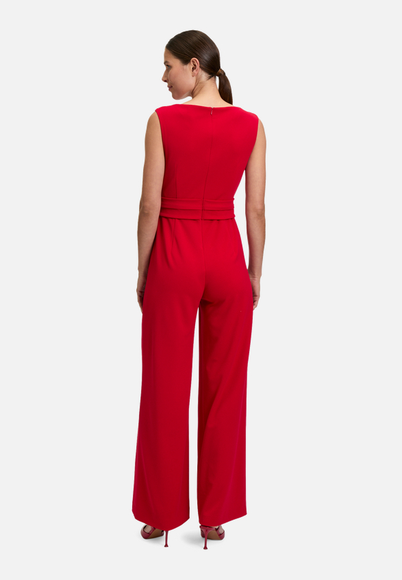 Jumpsuit mit weitem Bein / Modellfoto Rückseite