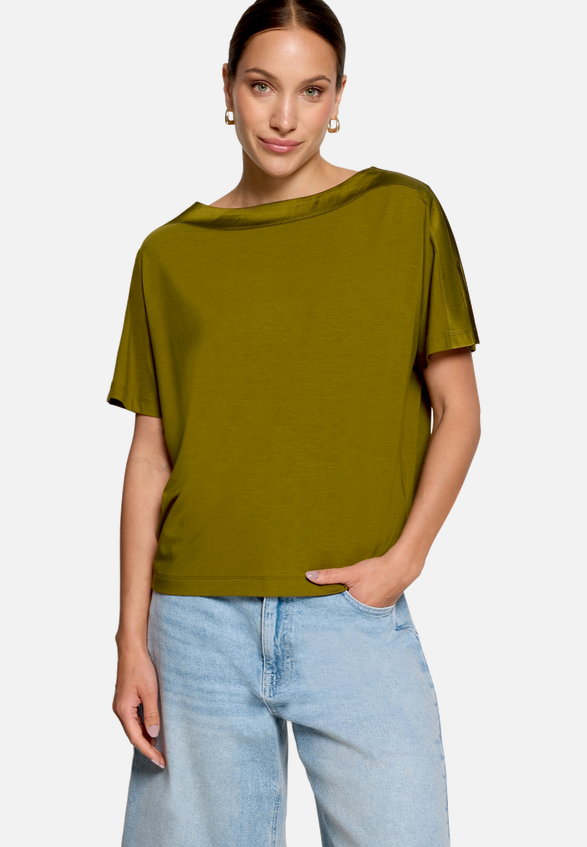 T-Shirt  mit U-Boot Ausschnitt  / Modellfoto Vorderseite