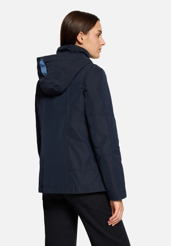 Sommerjacke mit abnehmbarer Kapuze / Modellfoto Rückseite