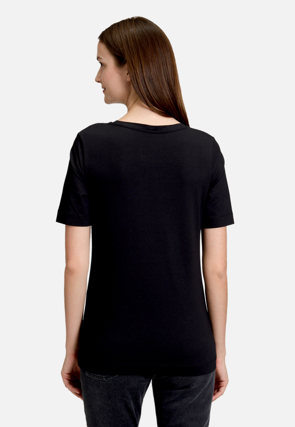 Basic Shirt mit Rundhalsausschnitt / Modellfoto Rückseite