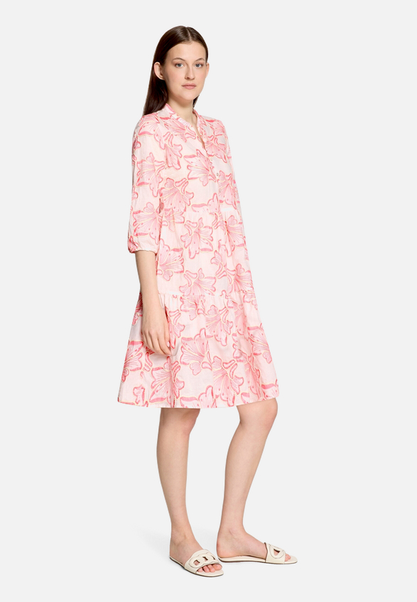 Stufenkleid mit Stickerei / Modellfoto Vorderseite (Outfit)