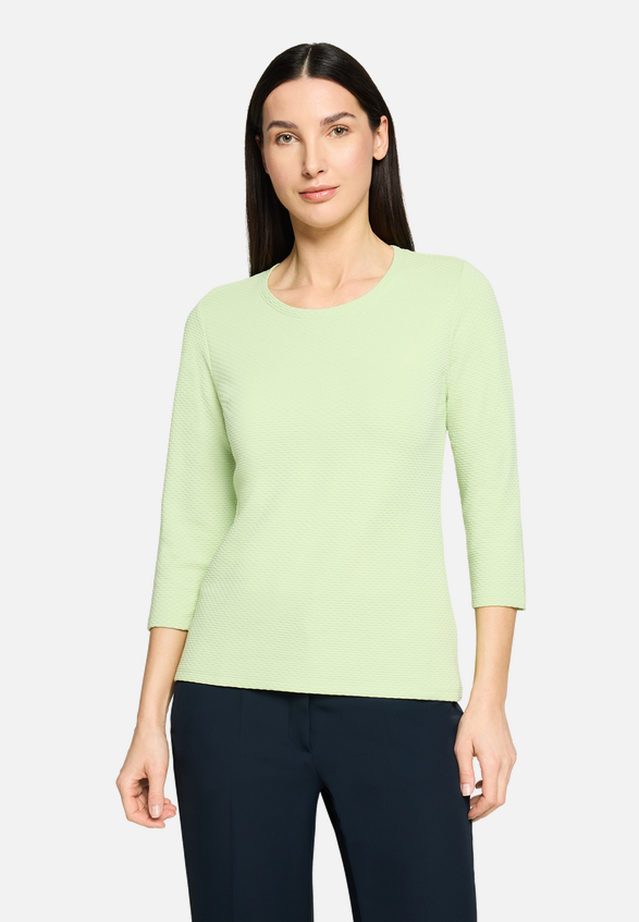 Basic Shirt mit Struktur / Modellfoto Vorderseite
