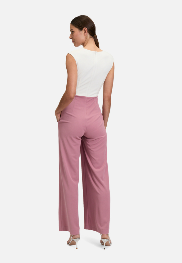 Jumpsuit mit weitem Bein / Modellfoto Rückseite
