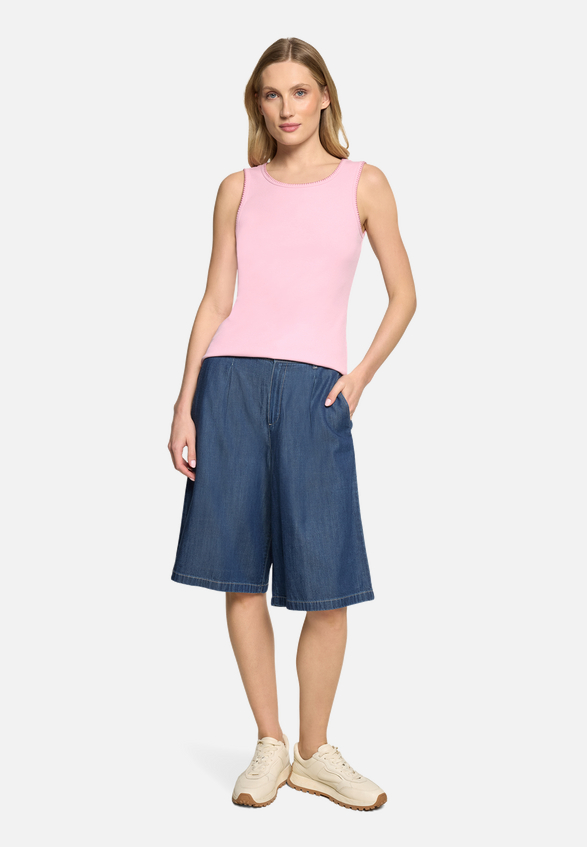 Basic-Top mit Rundhalsausschnitt / Modellfoto Vorderseite (Outfit)