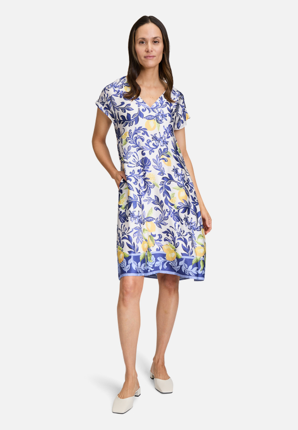 Sommerkleid mit überschnittenen Ärmeln / Modellfoto Vorderseite (Outfit)
