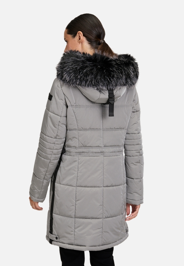 Steppjacke mit Kapuze / Modellfoto Rückseite