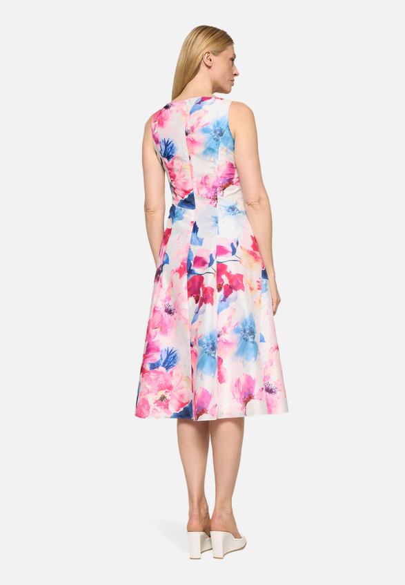 Cocktailkleid mit Kellerfalten / Modellfoto Rückseite