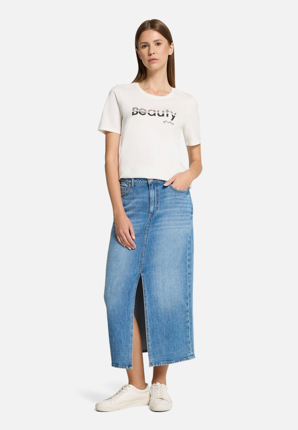 Basic Shirt mit Aufdruck / Modellfoto Vorderseite (Outfit)