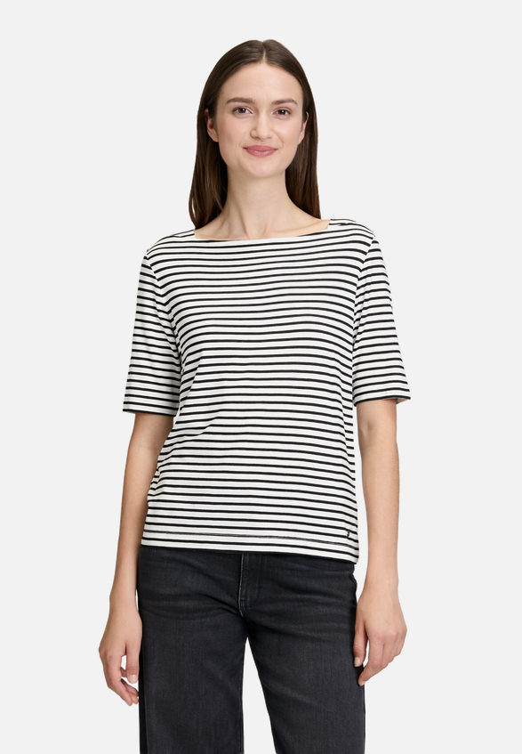Streifenshirt mit U-Boot-Ausschnitt / Modellfoto Vorderseite