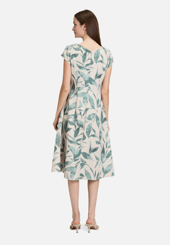 Cocktailkleid mit Aufdruck / Modellfoto Rückseite