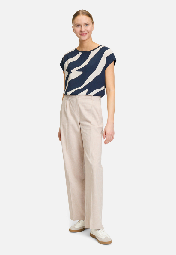 Casual-Shirt mit Print / Modellfoto Vorderseite (Outfit)