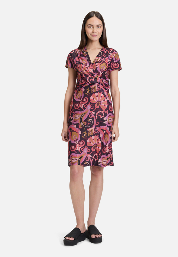 Jerseykleid mit Raffung / Modellfoto Vorderseite (Outfit)