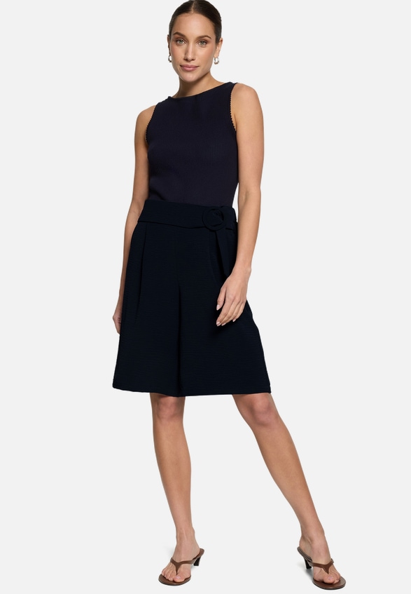 Bermuda-Shorts  mit Gürtel  / Modellfoto Vorderseite (Outfit)