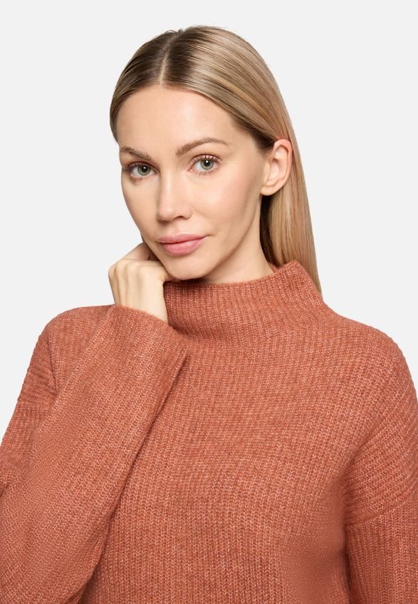 Strickkleid mit Stehkragen / Detailbild