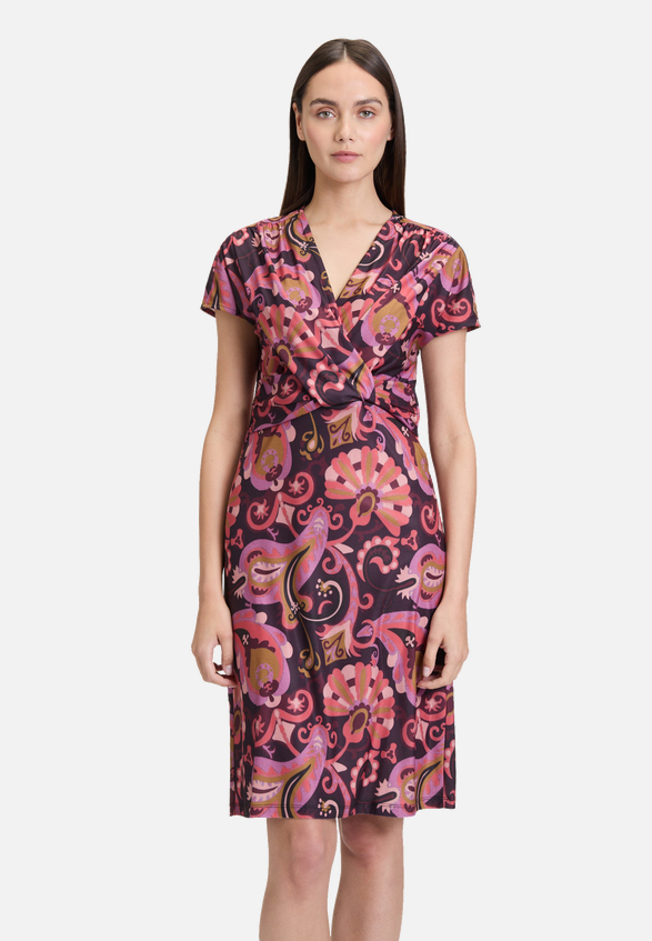 Jerseykleid mit Raffung / Modellfoto Vorderseite
