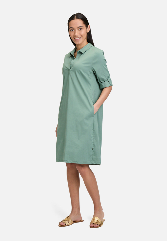 Hemdblusenkleid mit Taschen / Modellfoto Vorderseite (Outfit)