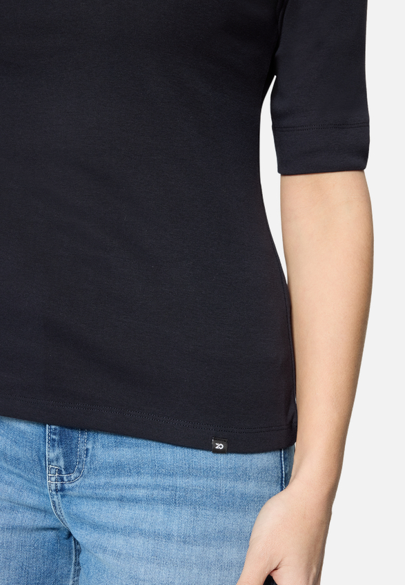 Basic Shirt  mit U-Boot-Ausschnitt / Detailbild