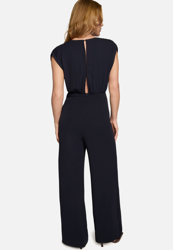 Jumpsuit Wickeloptik weites Bein / Modellfoto Rückseite