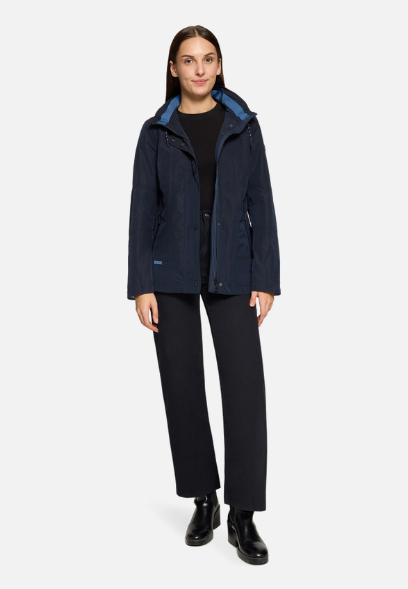 Sommerjacke mit abnehmbarer Kapuze / Modellfoto Vorderseite (Outfit)
