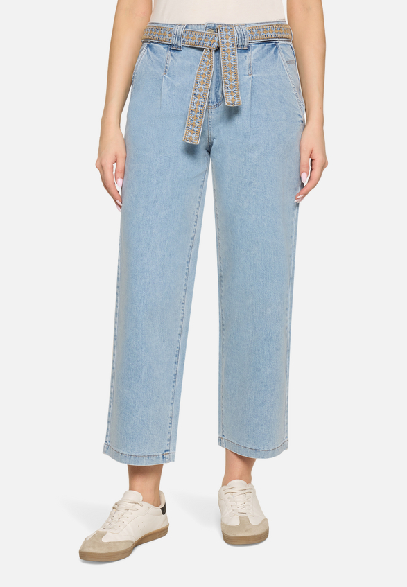 Sommerjeans mit Stickerei / Modellfoto Vorderseite
