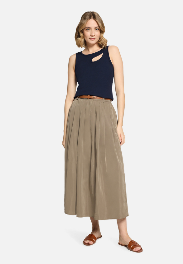 Basic-Top mit Rundhalsausschnitt / Modellfoto Vorderseite (Outfit)