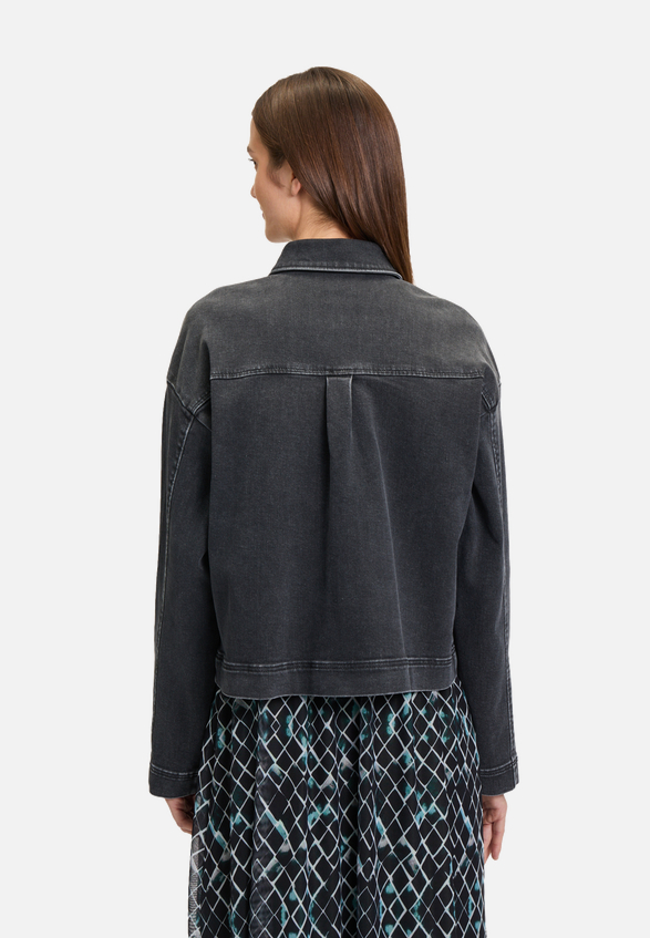Jeansjacke mit aufgesetzten Taschen / Modellfoto Rückseite