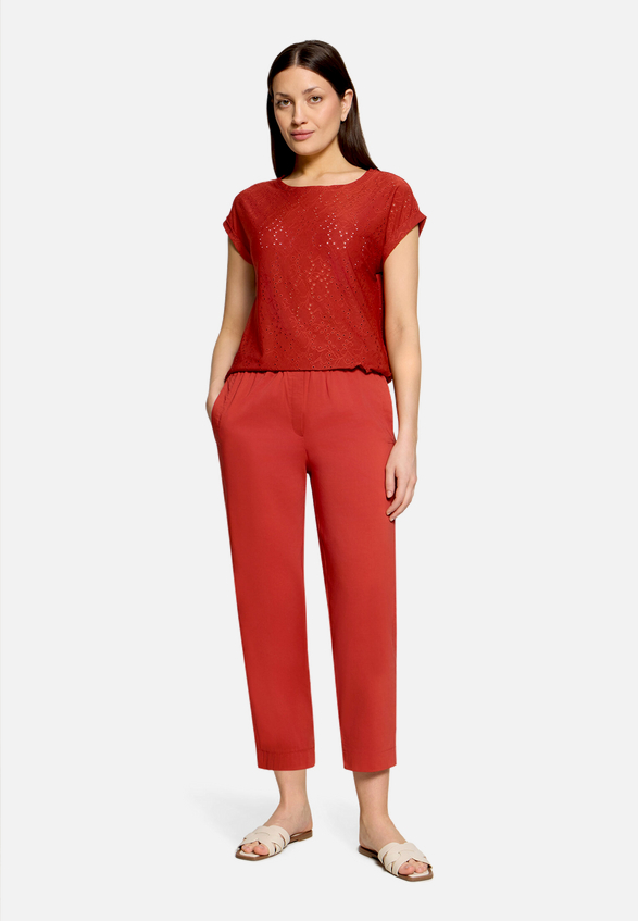 Casual-Hose mit elastischem Bund / Modellfoto Vorderseite (Outfit)