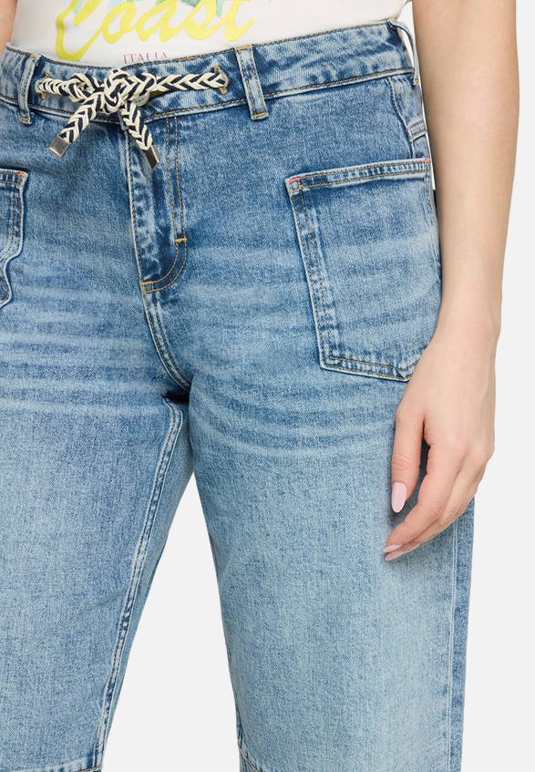 Used Look-Jeans mit Bindegürtel / Detailbild