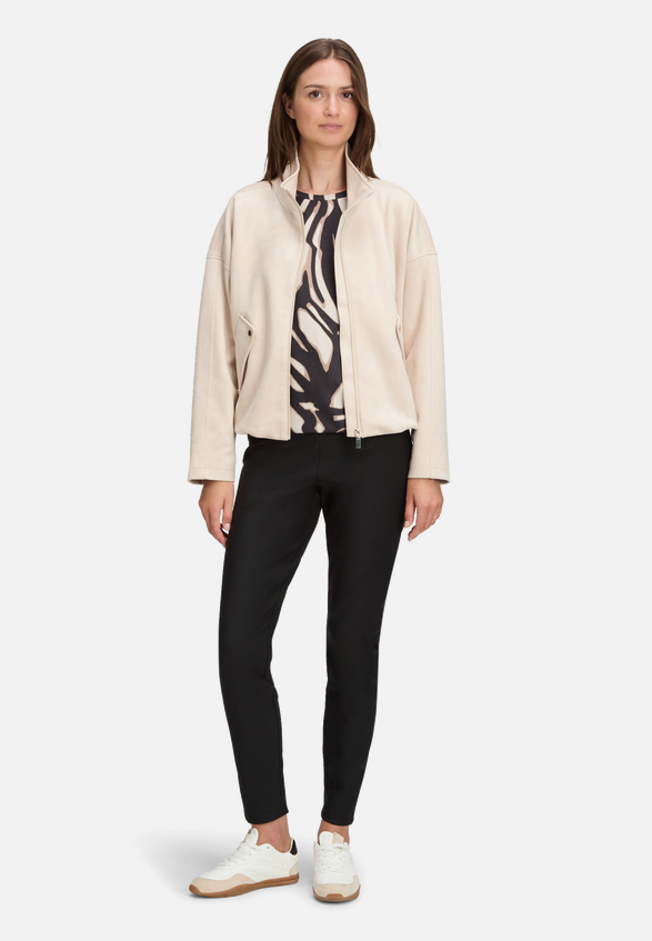 Leggings schmal geschnitten / Modellfoto Vorderseite (Outfit)