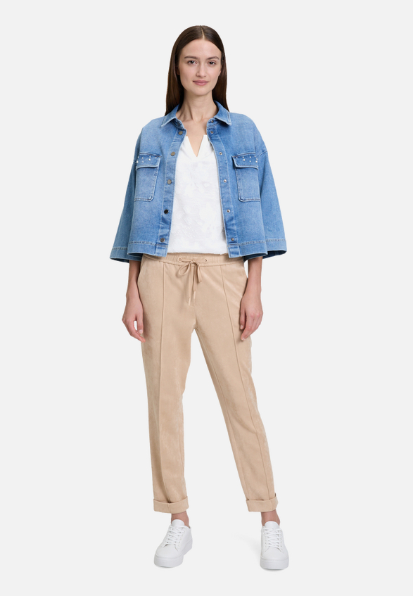 Jeansjacke mit Perlen / Modellfoto Vorderseite (Outfit)