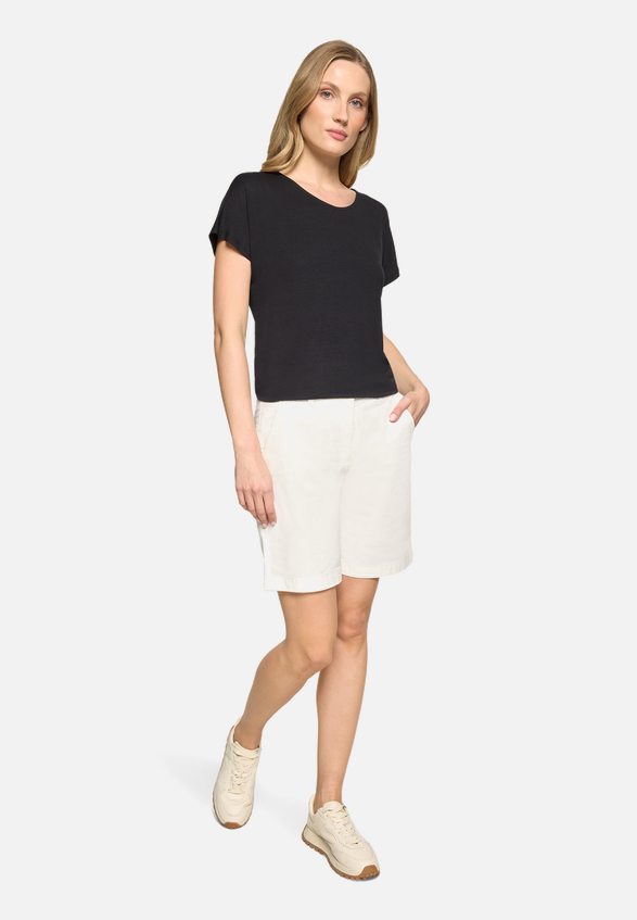 Casual-Shirt mit V-Ausschnitt / Modellfoto Vorderseite (Outfit)