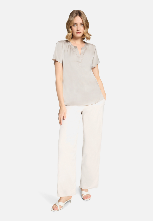 Satin-Bluse kurzarm / Modellfoto Vorderseite (Outfit)