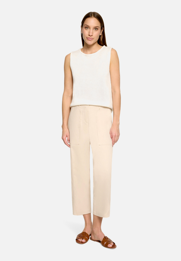 Strick-Top ohne Arm / Modellfoto Vorderseite (Outfit)